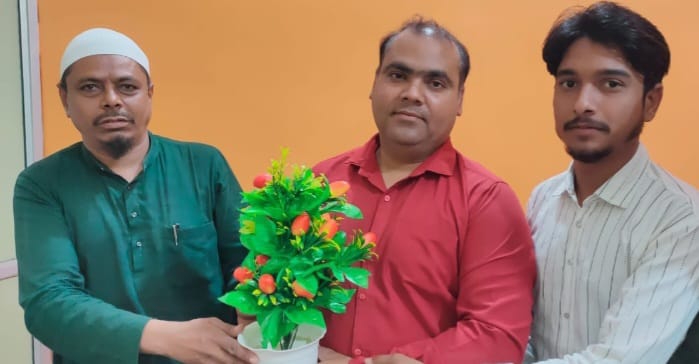 समाजवादी आंदोलन पार्टी के राष्ट्रीय अध्यक्ष एवं पदाधिकारी गण नूरपुर नगरपालिका के अधिकारी संतोष कुमार मिश्र जी से गुलदस्ता देकर मुलाकात की