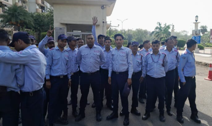 गाजियाबाद के थाना इंदिरापुरम क्षेत्र के शिप्रा मॉल में हाउसकीपिंग व गार्ड सुरक्षाकर्मी कर्मचारियों की हड़ताल