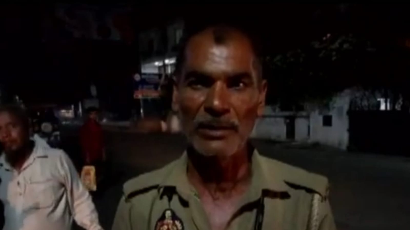 बिजनौर जनपद के नजीबाबाद माल गोदाम पर बीती रात्रि किसान यूनियन के दर्जनभर लोगों ने होमगार्ड को लात घुसा से मारा पीटा